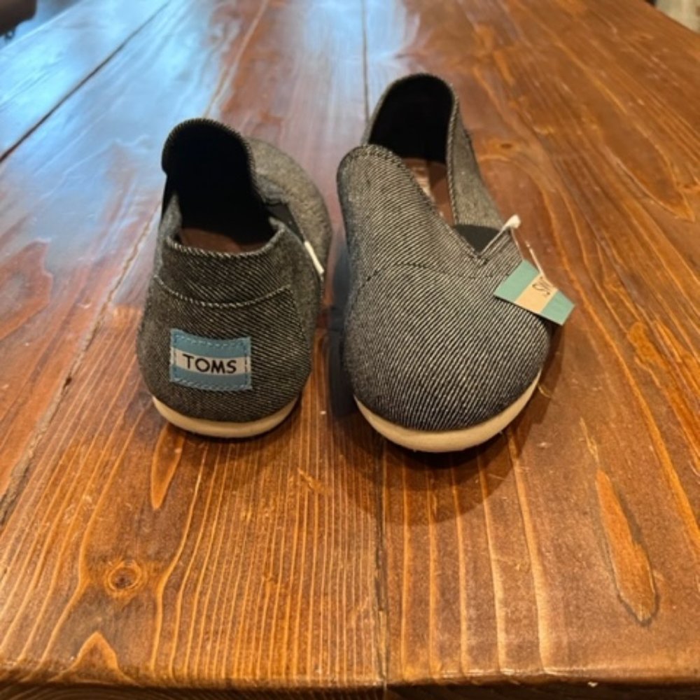 Size 8 Black Toms